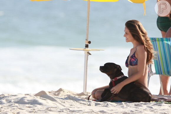 Juliana Paiva curte seu cachorro e tira fotos com ele na praia