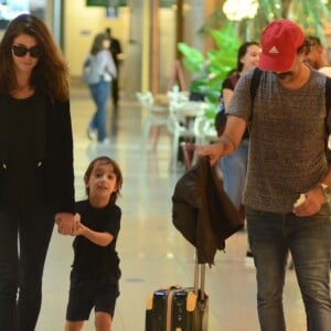 Alinne Moares passeia em aeroporto com o filho e o marido, nesta segunda-feira, dia primeiro de abril de 2019
