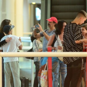 Alinne Moares tirou foto com os fãs no aeroporto, nesta segunda-feira, dia primeiro de abril