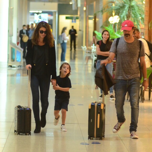 Alinne Moares embarcou em uma viagem em família, nesta segunda-feira, dia primeiro de abril