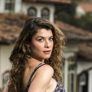 'Espelho da Vida': Isabel (Alinne Moraes) tentou matar Cris (Vitória Strada) na cena do assassinato do filme