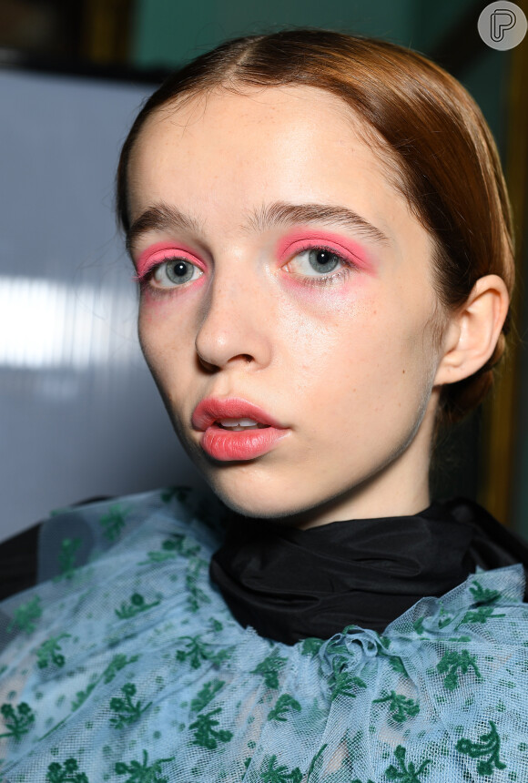 Até mesmo um batom rosa pode ser utilizado como sombra na maquiagem color blocking