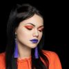 Color blocking na boca e nos olhos: laranja e azul em uma maquiagem para as mais moderninhas
