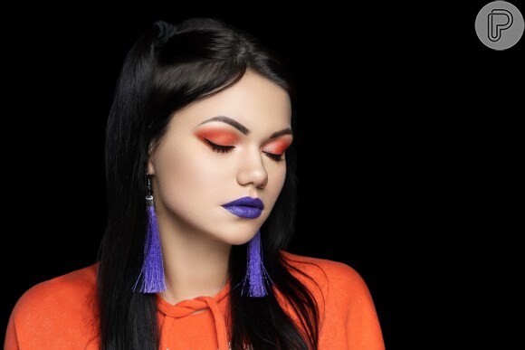 Color blocking na boca e nos olhos: laranja e azul em uma maquiagem para as mais moderninhas