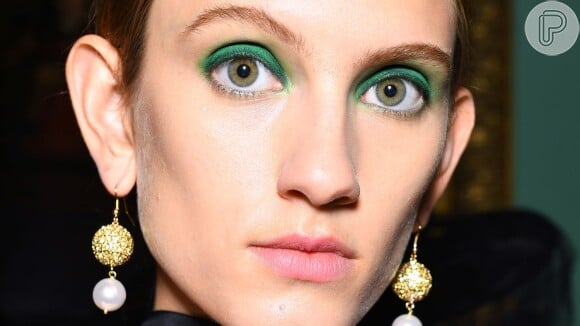 Veja como usar a maquiagem bloco de cor nos olhos e deixar o look moderno