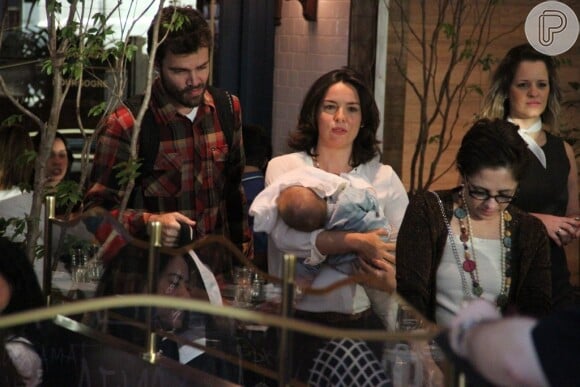 Regiane Alves almoça com o marido, João Gomez, e carrega o filho, João Gabriel, no colo