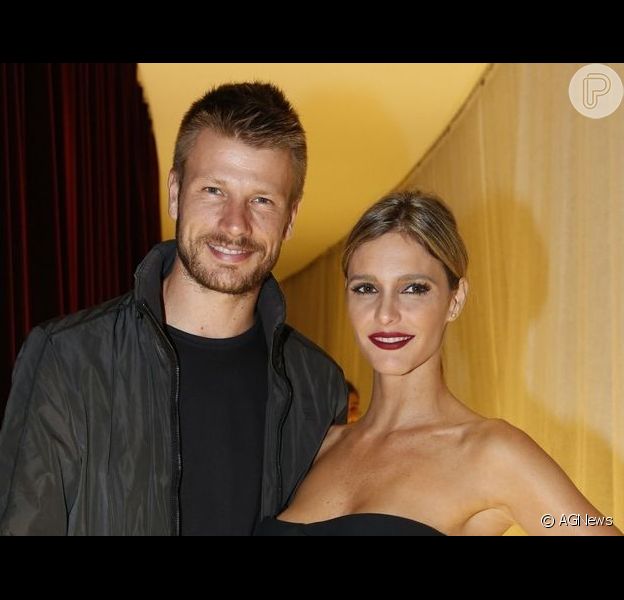 Fernanda Lima Aos 41 Anos E Mae De Filhos Gemeos Revela Gravidez Com Rodrigo Hilbert Gravidos Purepeople