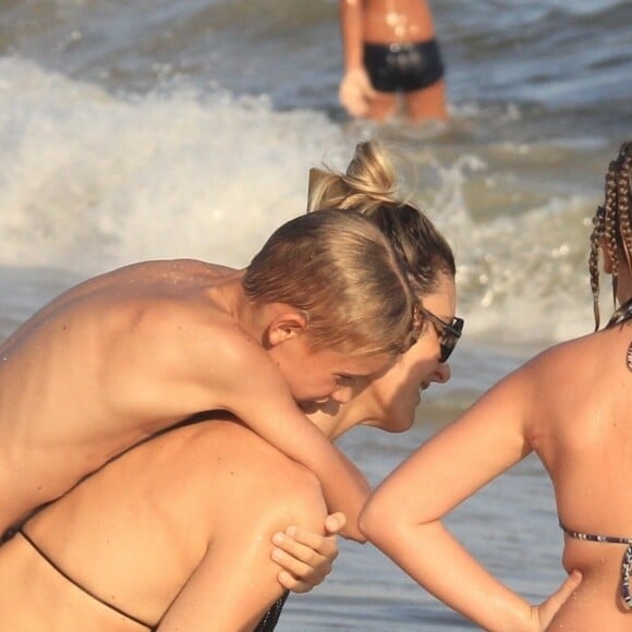 Mulher de Rodrigo Hilbert, Fernanda Lima com frequência vai à praia com a família e se diverte com os filhos