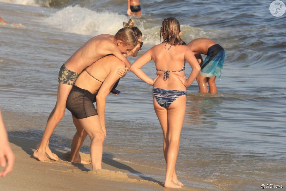 Mulher De Rodrigo Hilbert Fernanda Lima Com Frequencia Vai A Praia Com A Familia E Se Diverte Com Os Filhos Purepeople