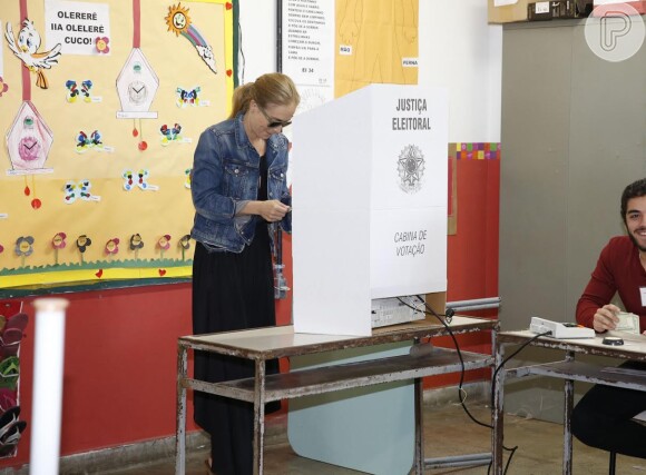 Angélica acordou cedo neste domingo (05) para votar em seus candidatos