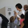 Fernanda Torres também levou o filho para votar com ela