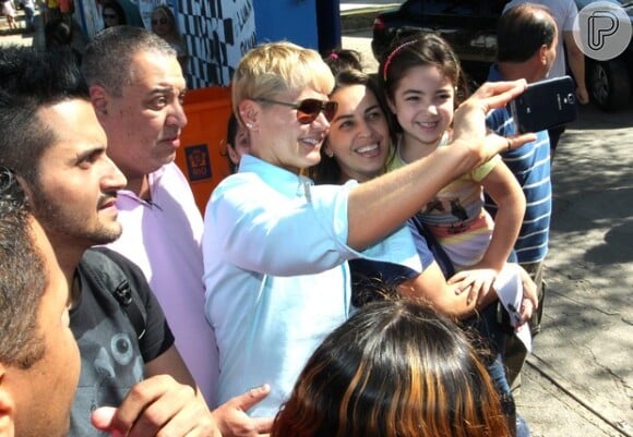 Durante o dia de votação, Xuxa fez uma selfie com os fãs