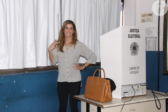 Deborah secco faz pose em frente à urna eletrônica