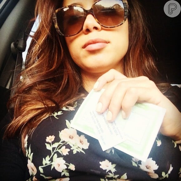 Anitta compartilhou uma foto no Instagram na qual aparece após fazer seus votos
