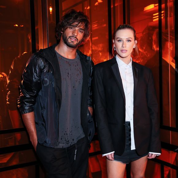 Fiorella Mattheis posou com o modelo Marlon Teixeira exibindo looks da nova coleção da John John