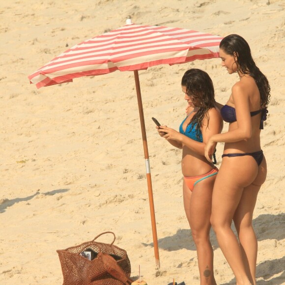 Débora Nascimento e Maria Carol fizeram fotos no celular durante intervalo das gravações da novela 'Verão 90'