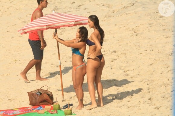 Débora Nascimento e Maria Carol, de biquíni, esbanjaram o corpo sarado na praia