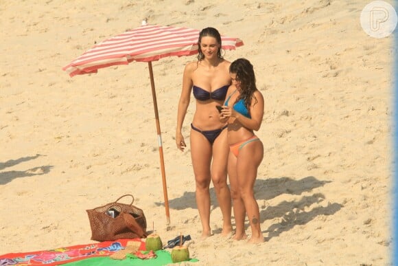 Débora Nascimento exibiu a barriga seca de biquíni em gravação na praia da novela 'Verão 90' como a personagem Gisela