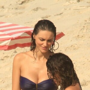 Débora Nascimento, de biquíni na praia, arrasou exibindo a barriga sarada  nas gravações da novela das sete, 'Verão 90'