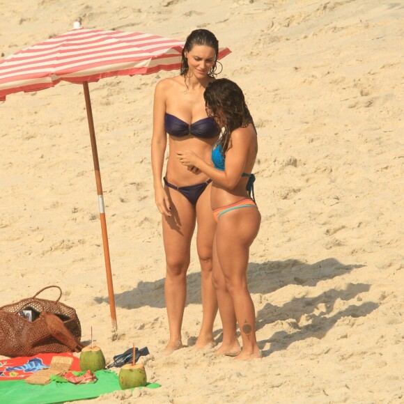 Débora Nascimento, de biquíni na praia, arrasou exibindo a barriga sarada  nas gravações da novela das sete, 'Verão 90'