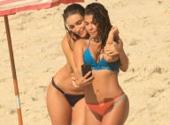 De biquíni, Débora Nascimento grava novela 'Verão 90' em praia do Rio. Fotos!