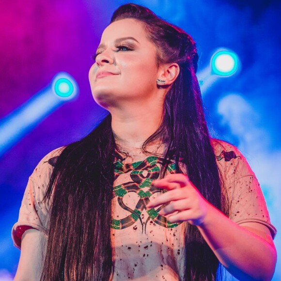 Maraisa, da dupla com Maiara, usou look da grife Animale Brasil em show