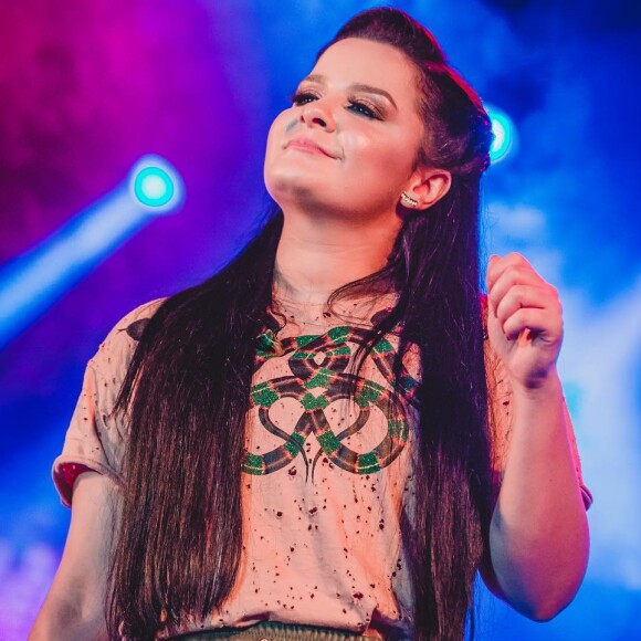 Maraisa, da dupla com Maiara, usou t-shirt e calça jogging