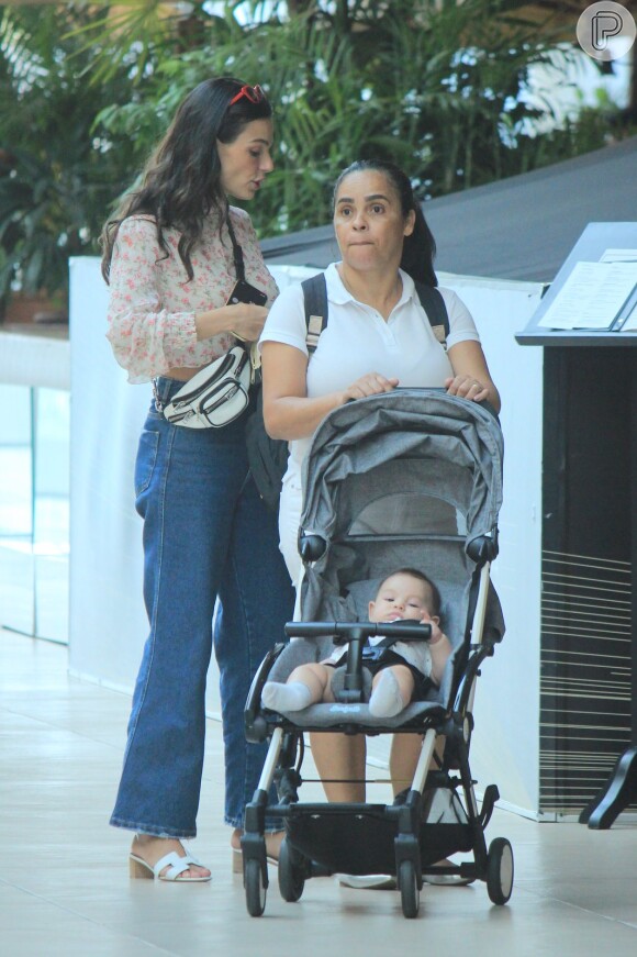 Isis Valverde passeou com filho, Rael, em shopping do Rio de Janeiro