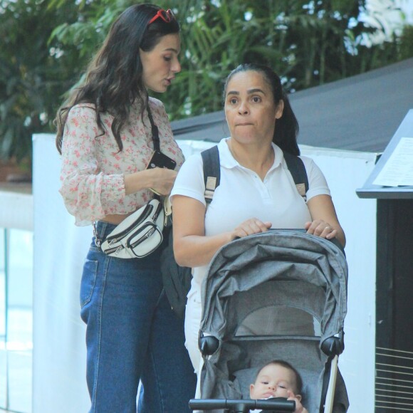Isis Valverde passeou com filho, Rael, em shopping do Rio de Janeiro