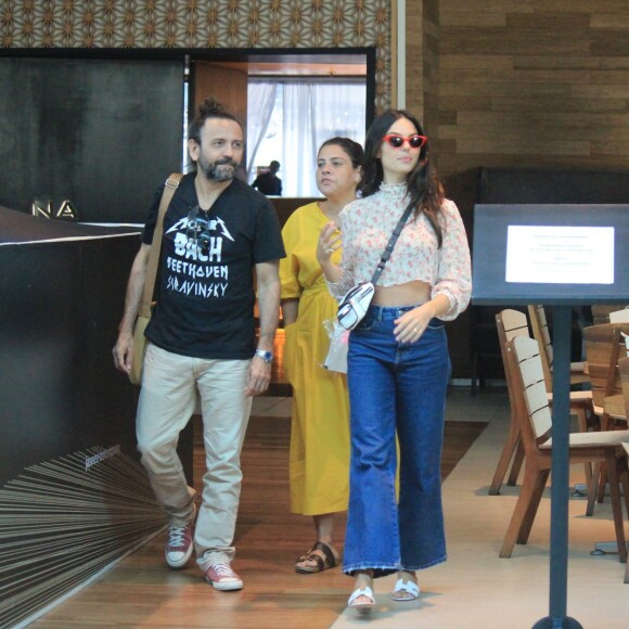 Isis Valverde teve companhia de amigos em almoço nesta sexta-feira, 5 de abril de 2019