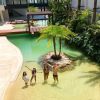 Rodrigo Faro e Vera Viel inauguraram recentemente uma piscina cinematográfica na mansão onde vivem, em SP