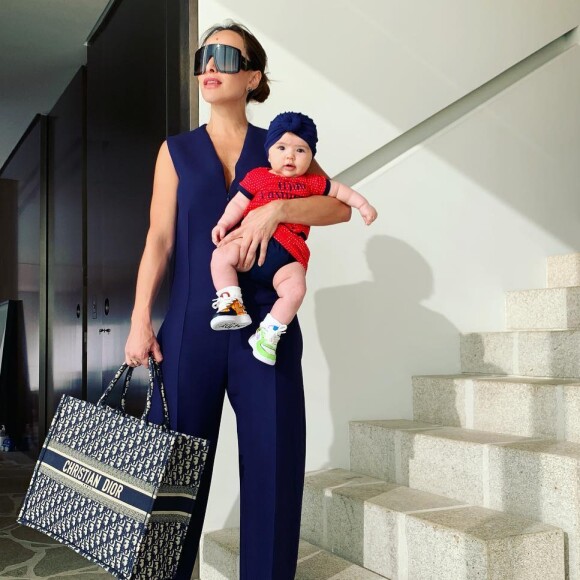 Zoe roubou a cena com look fashion em foto com Sabrina Sato