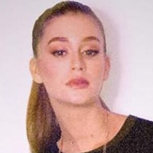 Marina Ruy Barbosa aposta em bota over the knee de animal print em evento