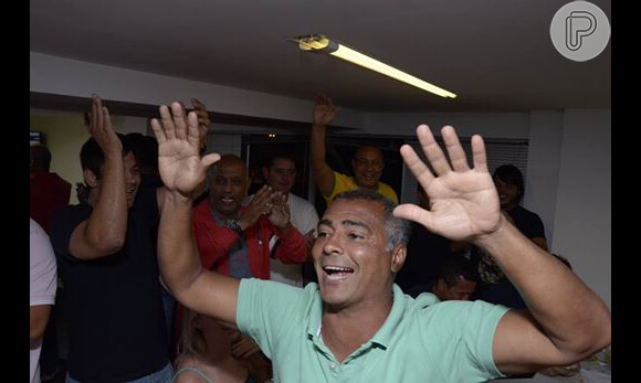 Romário comemora vitória nas eleições 2014: 'Entra para história um ex-favelado que virou senador da República'