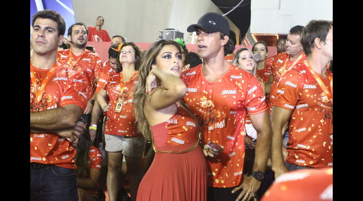 Foto: Juliana exibe a barriguinha de quatro meses de gravidez no sambódromo  - Purepeople