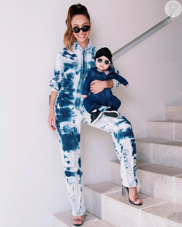 Sabrina Sato já combinou seu look com o da filha, Zoe: ambas usaram macacão jeans em clique recente