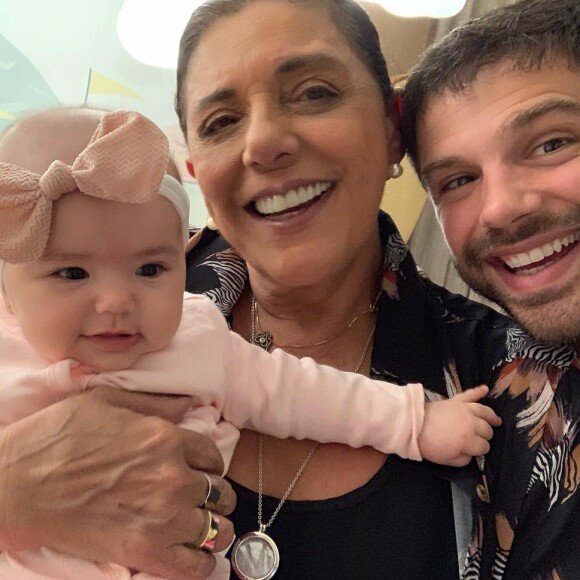 Leda Nagle, mãe de Duda Nagle, presenteou a menina com uma roupinha que era do ator