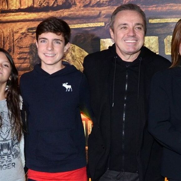 Filho de Gugu, João Augusto homenageou o pai no dia do aniversário dele postando foto de quando era bebê nos braços do apresentador