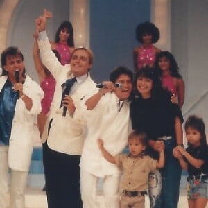 Gugu Liberato em foto ao lado de Sandy, Junior, Chitãozinho e Xororó em meados dos anos 1980