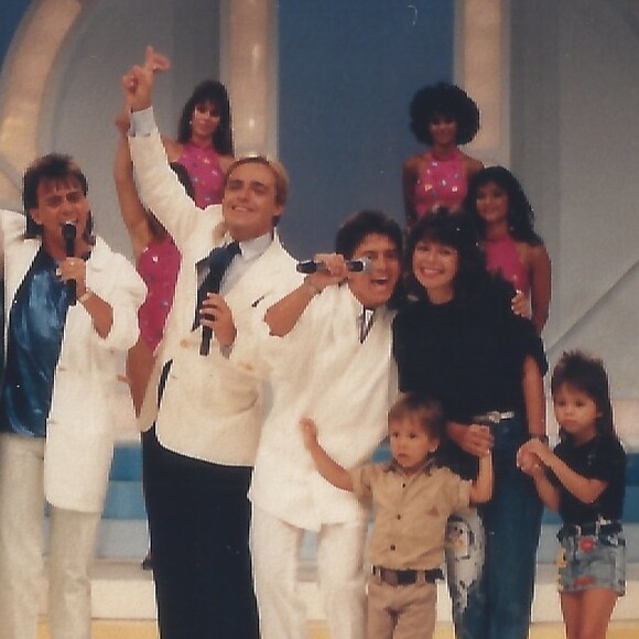 Gugu Liberato em foto ao lado de Sandy, Junior, Chitãozinho e Xororó em meados dos anos 1980