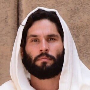 No penúltimo capítulo da novela 'Jesus', Jesus (Dudu Azevedo) sobe aos céus após ser abraçado por uma luz intensa, na sexta-feira, 19 de abril de 2019