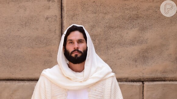 No penúltimo capítulo da novela 'Jesus', Jesus (Dudu Azevedo) sobe aos céus após ser abraçado por uma luz intensa, na sexta-feira, 19 de abril de 2019