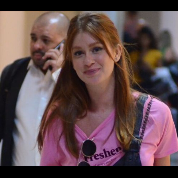 Sem maquiagem, Marina Ruy Barbosa alia macacão de couro, mule e bolsa grifada em look. Fotos!