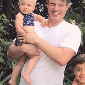 Eliana esteve na festa de aniverário do pai de Adriano Ricco, seu noivo, nesta quarta-feira (10). Apresentadora prestigiou o sogro, avô de sua filha mais nova, Manuela.