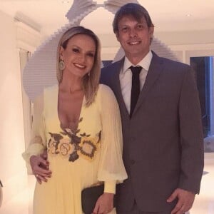 Flávio Ricco, sogro de Eliana, é pai de seu noivo, Adriano Ricco, com quem a apresentadora tem Manuela, sua filha mais nova.