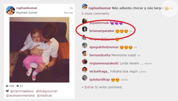 Bruna Marquezine usou carinhas apaixonadas para comentar foto em que Raphael Sumar aparece beijando um bebê