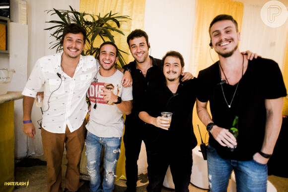 Raphael Sumar (com garrafa de cerveja na mão) é produtor de algumas festas no Rio de Janeiro