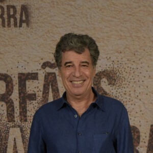 Na novela 'Órfãos da Terra', Miguel (Paulo Betti) vai dizer para Jamil (Renato Góes) que Laila (Julia Dalavia) não está mais em sua casa e demitirá o rapaz de sua loja.