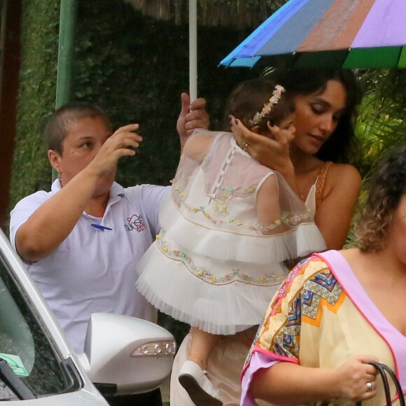 Filha de Débora Nascimento e José Loreto, Bella usou vestido comprado em loja no Espírito Santo