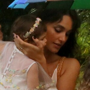 Débora Nascimento chega com a filha, Bella, em festa de 1 ano da menina, no Rio, em 14 de abril de 2019